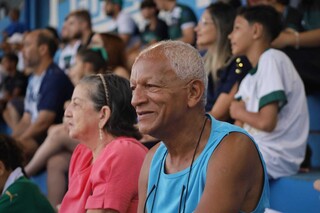 Torcedores desafiam chuva e clássico nacional para apoiar futebol local Torcedores desafiam chuva e clássico nacional para apoiar futebol local