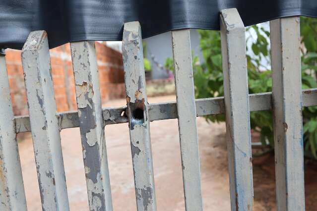 Muro e port&atilde;o s&atilde;o atingidos por tiros ap&oacute;s briga entre vizinhos no Z&eacute; Pereira