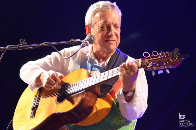 Geraldo Esp&iacute;ndola faz show intimista em "teatro de bolso"