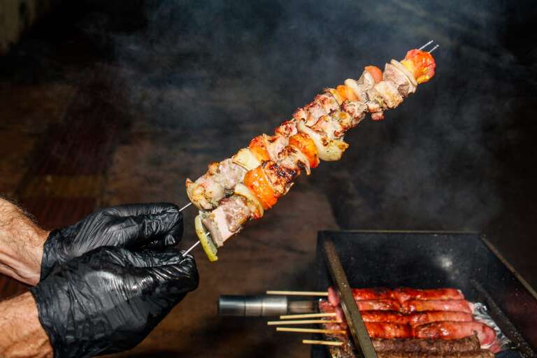 Alexander repaginou churrasco grego e criou versão no palito 