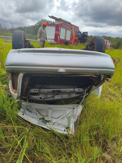 Carro capota na MS-430, sai da pista e motorista morre no local