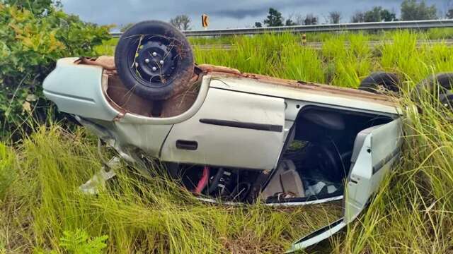 Carro capota na MS-430, sai da pista e motorista morre no local