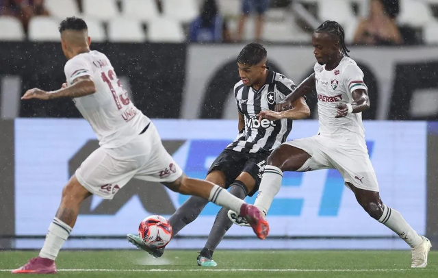 John Kennedy marca e Fluminense vence o Botafogo no Nilton Santos