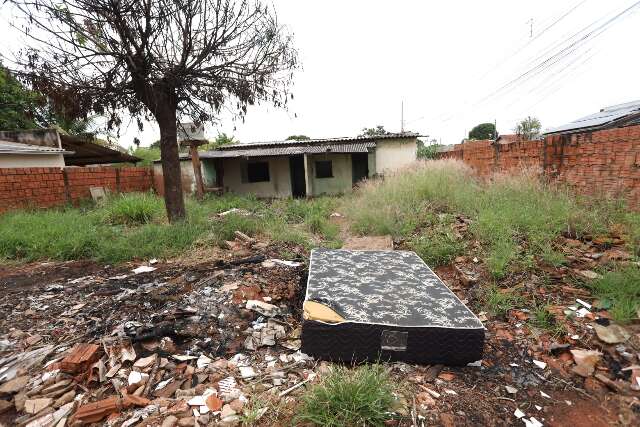 Im&oacute;vel abandonado vira foco de insetos e ac&uacute;mulo de lixo