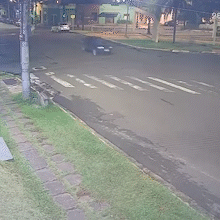 Motorista b&ecirc;bado foge ap&oacute;s bater em carro parado, mas acaba preso