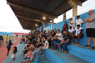 Torcedores desafiam chuva e clássico nacional para apoiar futebol local Torcedores desafiam chuva e clássico nacional para apoiar futebol local