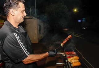Alexander repaginou churrasco grego e criou vers&atilde;o no palito 
