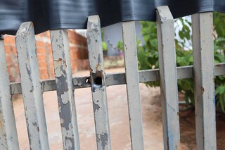 Muro e port&atilde;o s&atilde;o atingidos por tiros ap&oacute;s briga entre vizinhos no Z&eacute; Pereira