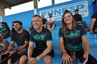 Torcedores desafiam chuva e clássico nacional para apoiar futebol local Torcedores desafiam chuva e clássico nacional para apoiar futebol local