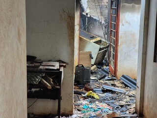 Casa &agrave; venda tem port&atilde;o arrombado e ed&iacute;cula destru&iacute;da por inc&ecirc;ndio