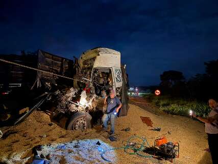 Motorista morre em colis&atilde;o entre 3 carretas e cen&aacute;rio &eacute; de destrui&ccedil;&atilde;o na MS-395