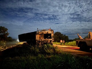Motorista morre em colis&atilde;o entre 3 carretas e cen&aacute;rio &eacute; de destrui&ccedil;&atilde;o na MS-395