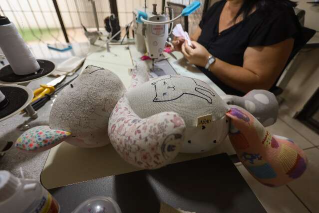 M&atilde;e e filha fazem ursinhos e colchas com roupas antigas de beb&ecirc;