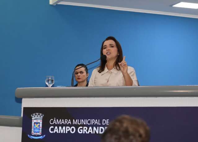 "N&atilde;o estou pensando na impopularidade", diz Adriane sobre "medidas duras"