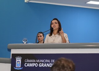 "N&atilde;o estou pensando na impopularidade", diz Adriane sobre "medidas duras"