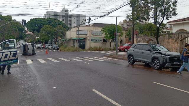 Batida termina com picape tombada e motoristas alegam sinal verde