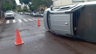 Batida termina com picape tombada e motoristas alegam sinal verde Batida termina com picape tombada e motoristas alegam sinal verde