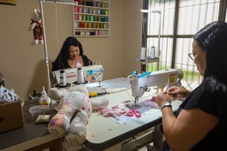 M&atilde;e e filha fazem ursinhos e colchas com roupas antigas de beb&ecirc;