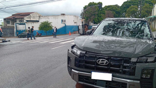 Batida termina com picape tombada e motoristas alegam sinal verde Batida termina com picape tombada e motoristas alegam sinal verde