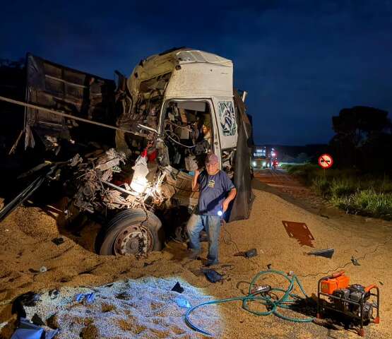Motorista morre em colis&atilde;o entre 3 carretas e cen&aacute;rio &eacute; de destrui&ccedil;&atilde;o na MS-395