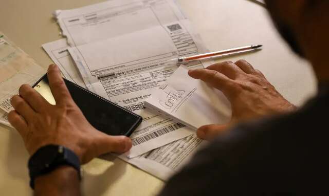 Sal&aacute;rio m&iacute;nimo de R$ 1.621 come&ccedil;a a ser pago nesta segunda-feira