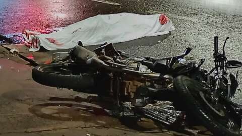 Motociclista perde controle da dire&ccedil;&atilde;o e morre ao bater em poste