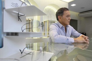 Há 3 décadas, ótica começou "embaixo da cama" e com conhecimento passado por tio Há 3 décadas, ótica começou "embaixo da cama" e com conhecimento passado por tio