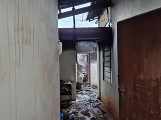 Casa &agrave; venda tem port&atilde;o arrombado e ed&iacute;cula destru&iacute;da por inc&ecirc;ndio