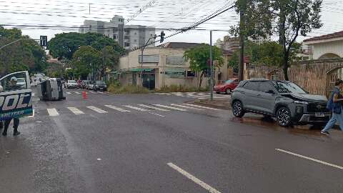 Batida termina com picape tombada e motoristas alegam sinal verde