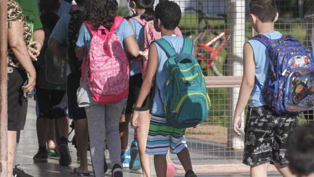 Mochila escolar n&atilde;o deve passar de 10% do peso da crian&ccedil;a, alertam especialistas