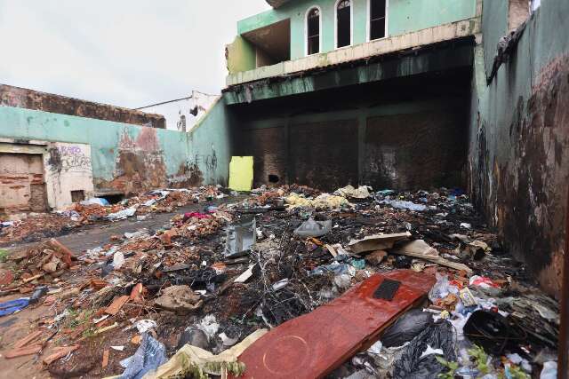 Antigo pr&eacute;dio comercial vira ponto de descarte de lixo e consumo de drogas