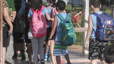 Mochila escolar n&atilde;o deve passar de 10% do peso da crian&ccedil;a, alertam especialistas