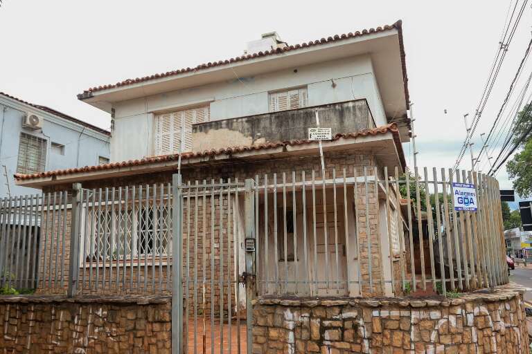 Fechado há 20 anos, casarão "protegido" está se deteriorando 