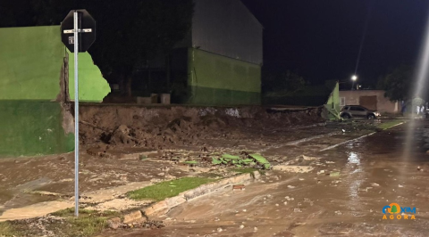 Temporal de 40 mil&iacute;metros derruba muro de escola e alaga ruas