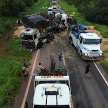 Motorista morre em colis&atilde;o entre 3 carretas e cen&aacute;rio &eacute; de destrui&ccedil;&atilde;o na MS-395