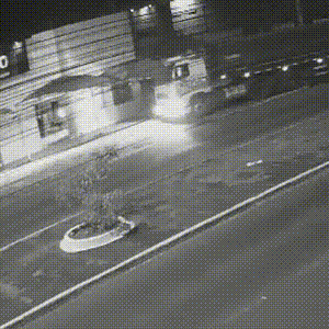 Caminh&atilde;o invade cal&ccedil;ada e atinge loja de materiais de constru&ccedil;&atilde;o