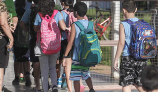 Mochila escolar não deve passar de 10% do peso da criança, alertam especialistas Mochila escolar não deve passar de 10% do peso da criança, alertam especialistas