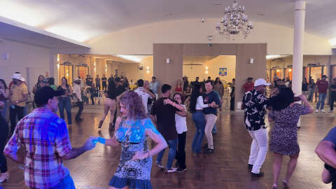 Ap&oacute;s 30 anos, Domingueira muda de endere&ccedil;o e mant&eacute;m baileiros fi&eacute;is