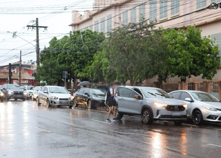 Chuva forte, fila dupla e nenhuma fiscaliza&ccedil;&atilde;o na volta &agrave;s aulas da rede privada