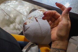 M&atilde;e e filha fazem ursinhos e colchas com roupas antigas de beb&ecirc;