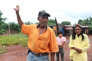 Morador abre valeta para conter alagamentos em ocupação no Noroeste Morador abre valeta para conter alagamentos em ocupação no Noroeste