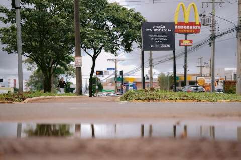 Sem drenagem, ciclovia na Avenida Mato Grosso for&ccedil;a usu&aacute;rios a desvios perigosos