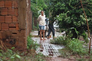 Ap&oacute;s chuva intensa, rua amanhece com barro, lixo e at&eacute; para-choque perdido