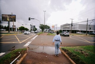 Sem drenagem, ciclovia na Avenida Mato Grosso for&ccedil;a usu&aacute;rios a desvios perigosos