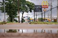 Sem drenagem, ciclovia na Avenida Mato Grosso for&ccedil;a usu&aacute;rios a desvios perigosos