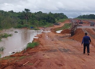 Em obras, trecho da BR-419 &eacute; interditado ap&oacute;s chuvas em Aquidauana 