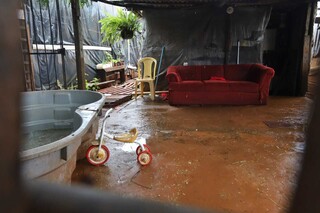 Morador abre valeta para conter alagamentos em ocupação no Noroeste Morador abre valeta para conter alagamentos em ocupação no Noroeste