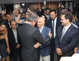 Ano legislativo come&ccedil;a com cadeiras vazias e parab&eacute;ns pra voc&ecirc;