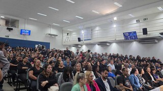 Mil assistentes de educa&ccedil;&atilde;o infantil protestam na C&acirc;mara por sal&aacute;rio de R$ 2.500