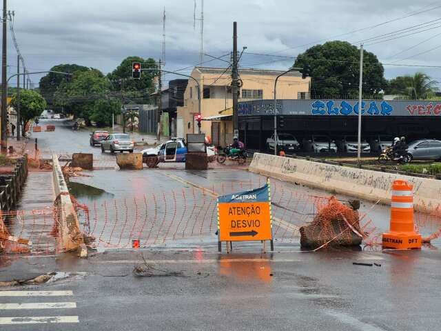 Eros&atilde;o provoca interdi&ccedil;&atilde;o de trecho da Avenida Ernesto Geisel